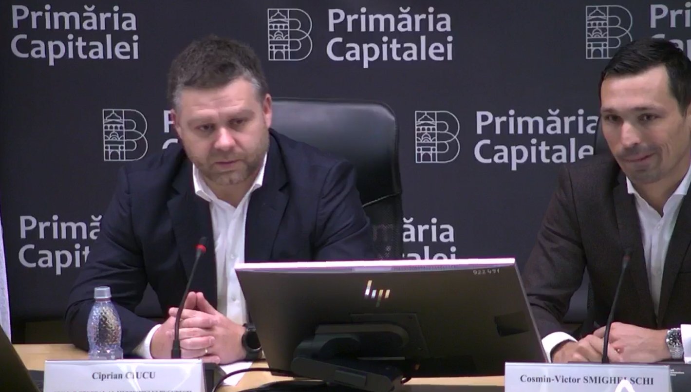 Ședința inaugurală a Consiliului General al Municipiului București din 2026 a fost marcată de un conflict deschis între reprezentanții PSD și cei ai primarului Ciprian Ciucu, conflict care a blocat mai bine de trei sferturi de oră desfășurarea normală a lucrărilor și a evidențiat tensiunile înșiruite în jurul proiectului de comasare a unor instituții publice municipale