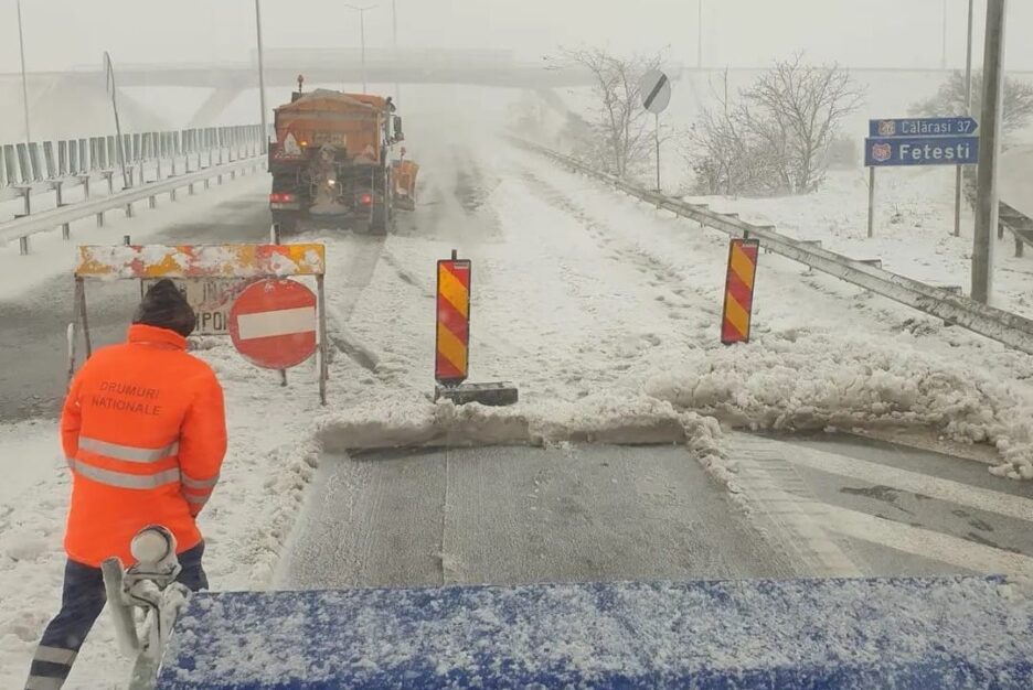 Traficul rutier de dimineață pe drumurile principale din țară s-a confruntat cu condiții meteo extrem de dificile, fiind afectat de ninsori și ploi ușor menționate în perioada de început a zilei