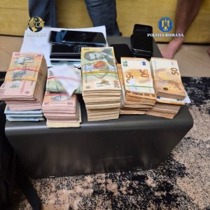 Doi români, acuzați de trafic de asasinate online cu criptomonede, percheziții la București și Vâlcea