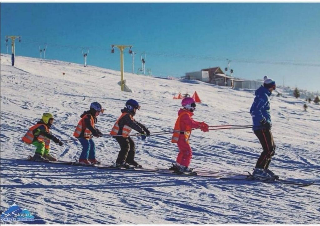copii-schi-ski-straja-sursa-FB-Complex-Montana.jpg