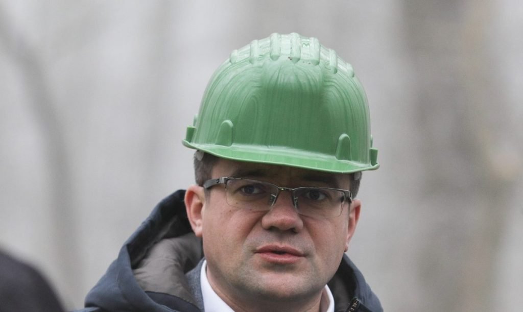 Escaladare în scandalul terenurilor și angajărilor din CJ Iași: Emanuel Ungureanu, implicat în trecut în afaceri controversate, devine funcționar public Un nou episod din saga corupției și influenței politice din Consiliul Județean Iași produce valuri în comunitate