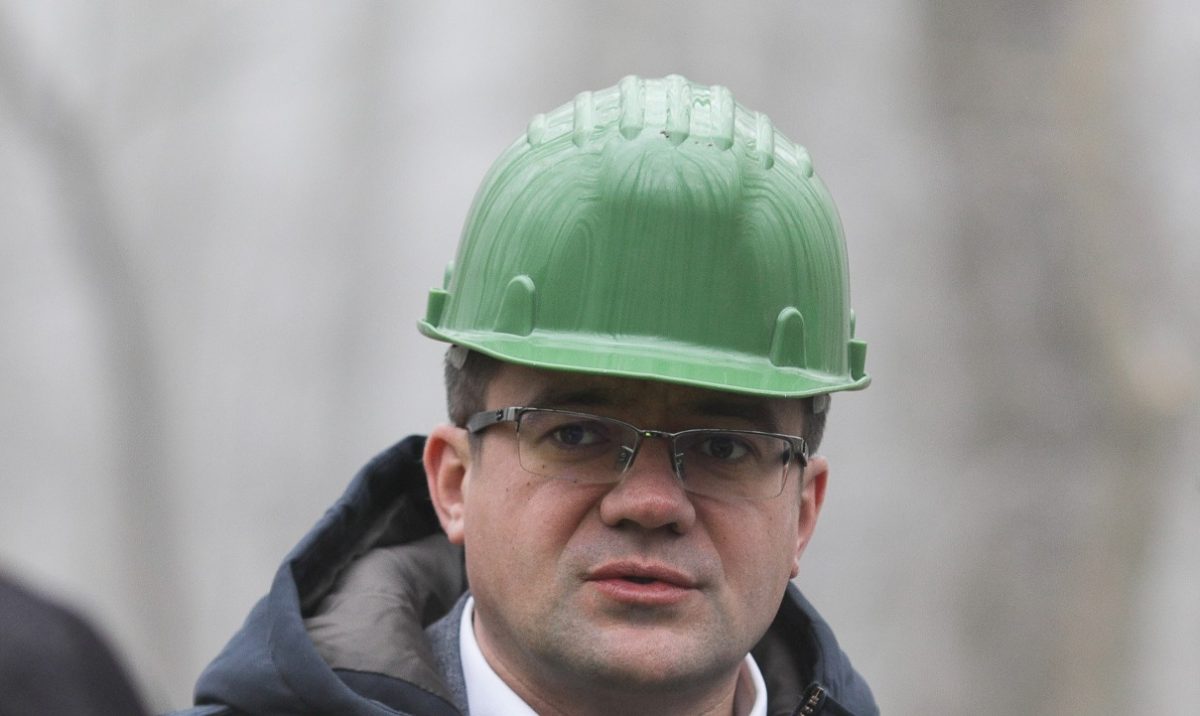 Escaladare în scandalul terenurilor și angajărilor din CJ Iași: Emanuel Ungureanu, implicat în trecut în afaceri controversate, devine funcționar public Un nou episod din saga corupției și influenței politice din Consiliul Județean Iași produce valuri în comunitate