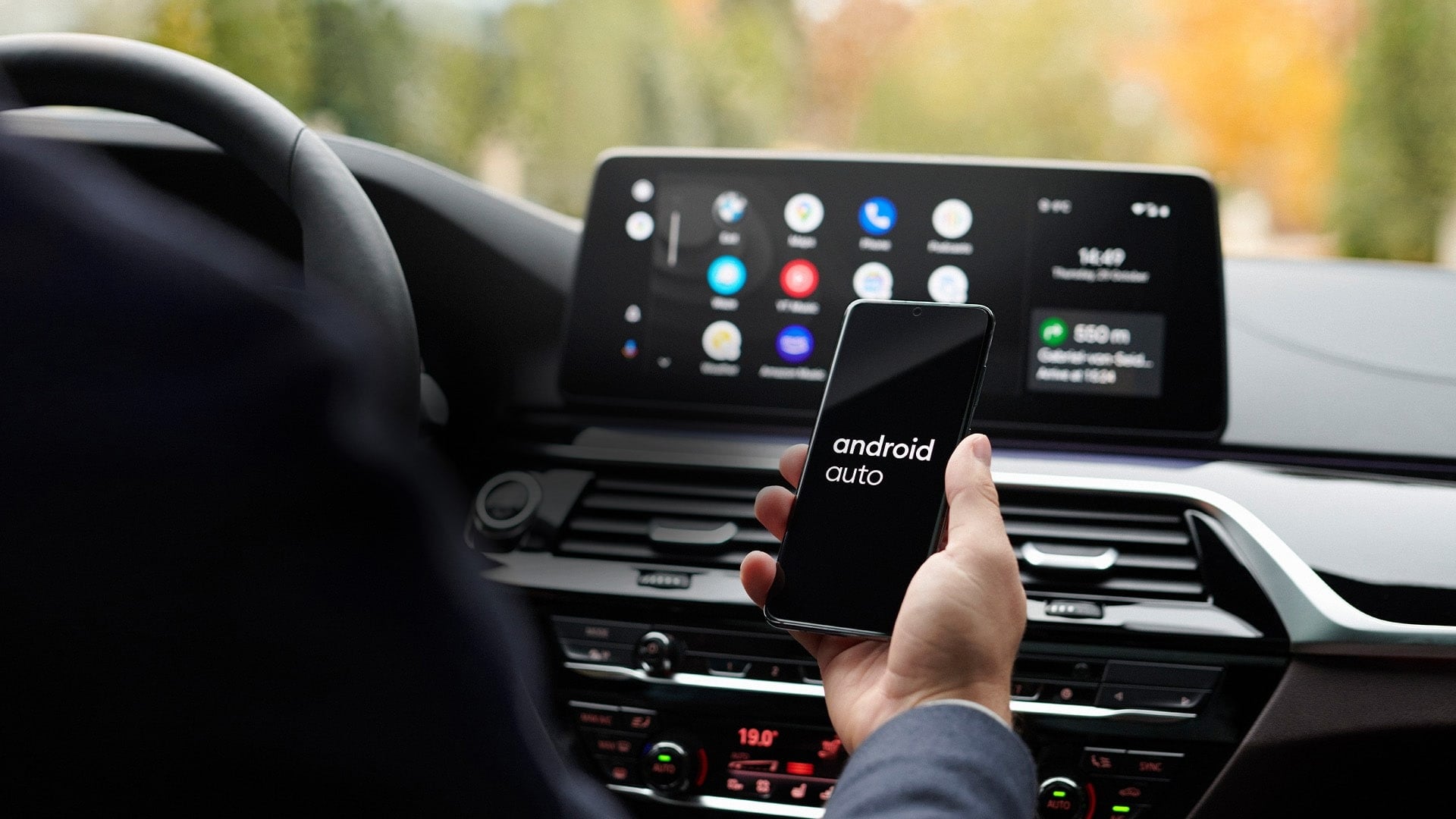 Navigația în automobil nu trebuie să depindă de conexiunea permanentă la internet, chiar dacă mulți șoferi cred în mod eronat că Android Auto devine inutil atunci când semnalul telefonului dispare