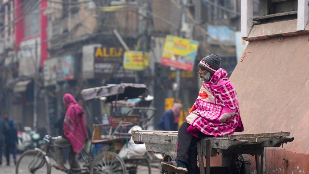 Alertă galbenă de vreme rece în Delhi-NCR Delhi-NCR se confruntă cu o alertă galbenă privind vremea, pe fondul unui val de frig și al ceții dense, care afectează vizibilitatea în primele ore ale zilei de sâmbătă