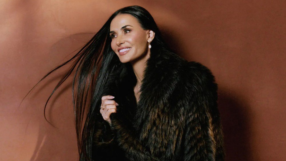 Demi Moore, o emblemă a stilului la WWD Style Awards Demi Moore a fost onorată cu titlul de Fashion Icon la cele mai recente WWD Style Awards, un moment care subliniază cariera sa strălucitoare în industria de divertisment și moda