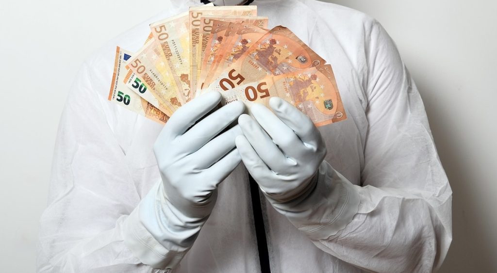 Administratorul Institutului de Medicină Legală din Iași își păstrează pedeapsa de închisoare cu suspendare, decizie care încheie, cel puțin pentru moment, un proces complicat marcat de acuzații grave și gesturi disperate de a-și justifica faptele