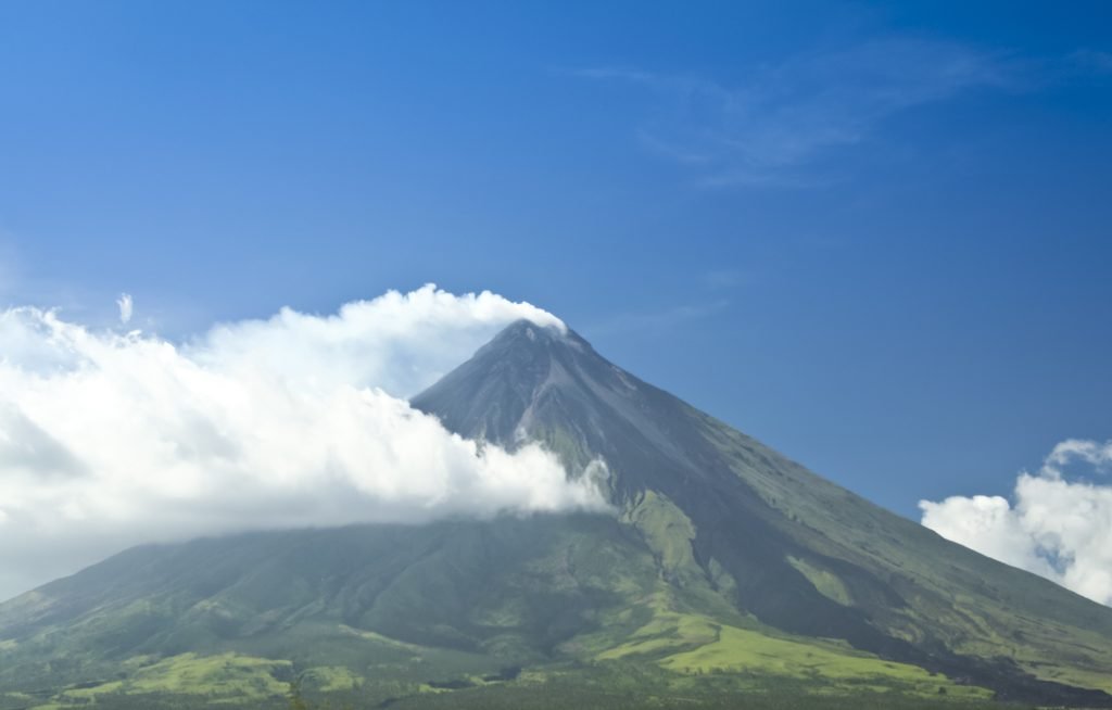 Autoritățile filipineze au decis marți să ridice nivelul de alertă pentru vulcanul Mayon, una dintre cele mai active și spectaculoase formațiuni vulcanice din țară, aflat în provincia Albay, din centrul insulei Luzon