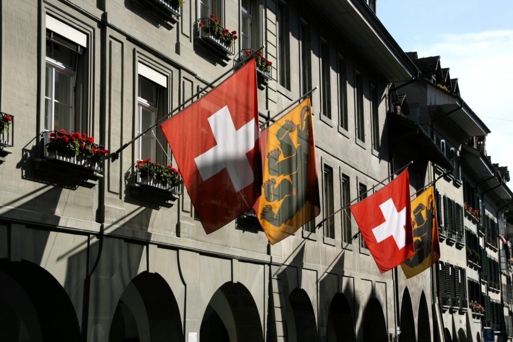 Elveția intenționează să majoreze TVA pentru a face față creșterii cheltuielilor de apărare Guvernul elvețian a anunțat miercuri un plan îndrăzneț de creștere a Taxei pe Valoare Adăugată (TVA) pentru următorii 10 ani, în contextul unei situații geopolitice extrem de tensionate