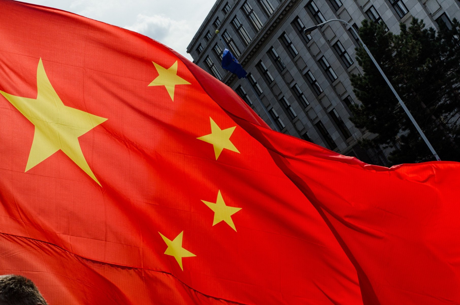 China lansează în spațiu o superarmă ce ar putea schimba echilibrul mondial al puterii China a făcut un nou pas impresionant în cursa spațială militară, anunțând oficial intenția de a lansa până în anul 2040 o navă-mamă gigantică, menită să transporte o furnitură impresionantă de rachete hipersonice