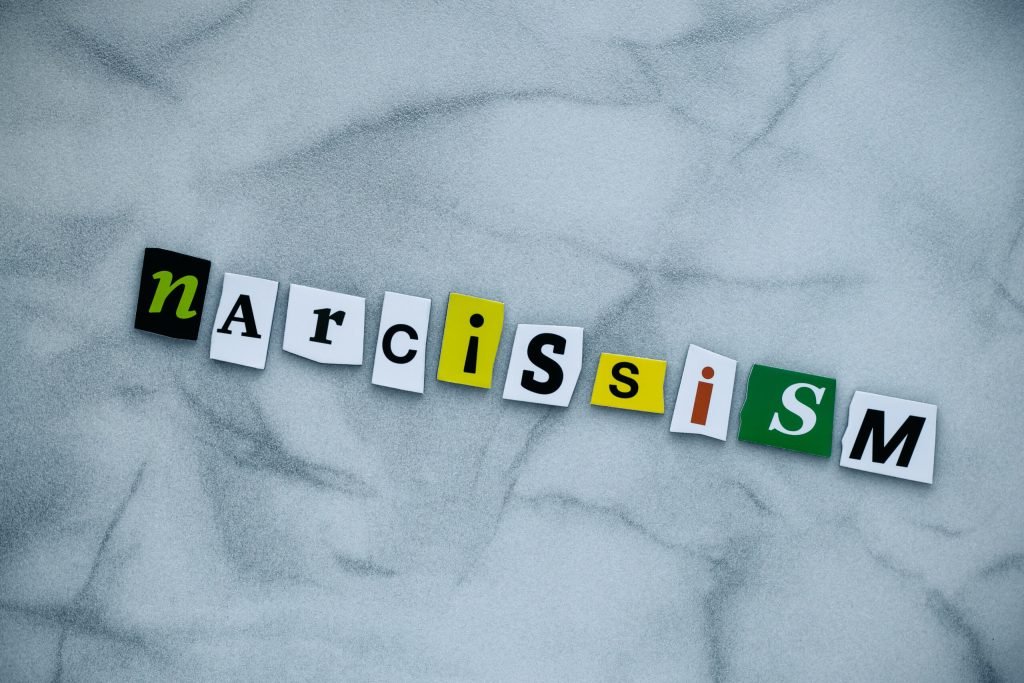 Narcisismul, termen adesea folosit în vorbirea cotidiană pentru a descrie persoane egoiste sau arogante, devine în zilele noastre o etichetă mai largă și mai complexă, adesea înțeleasă greșit