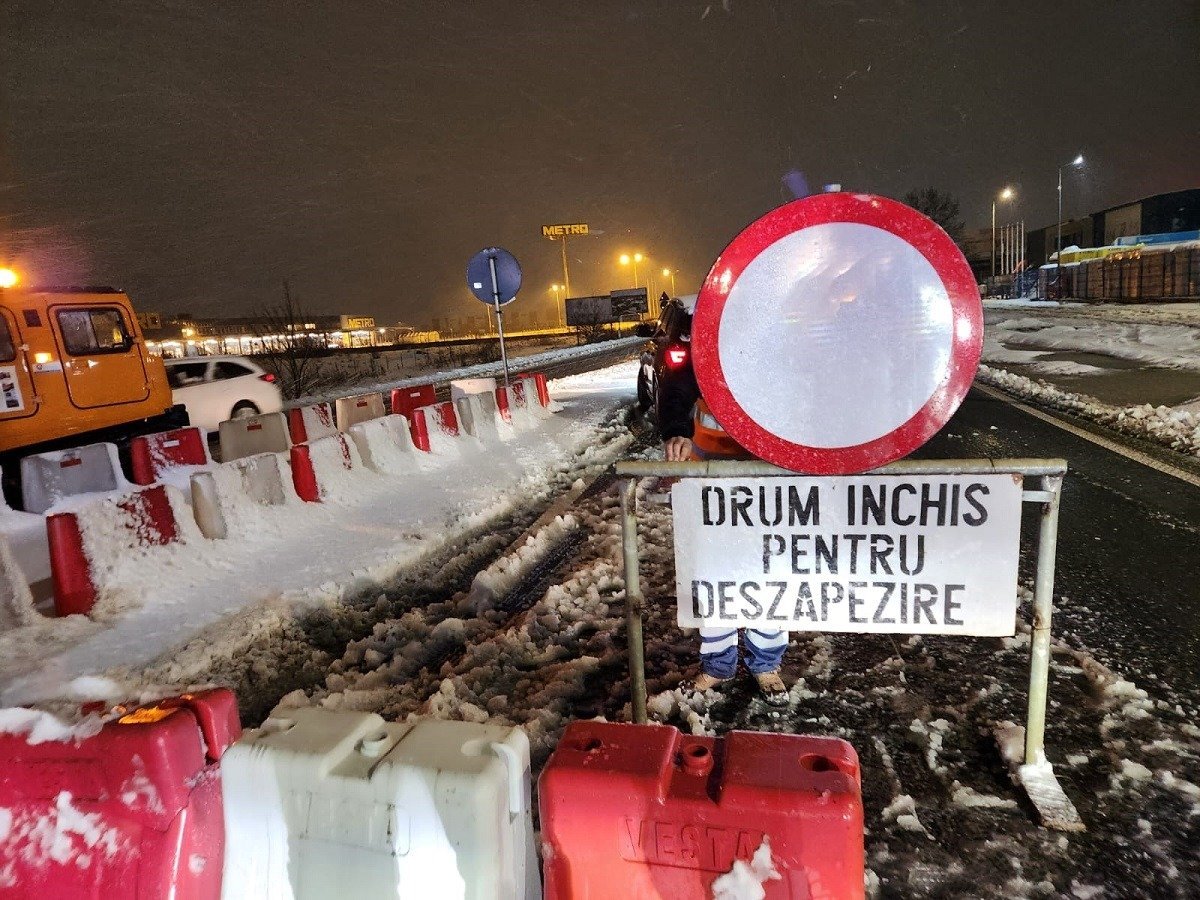 Trafic extrem de aglomerat și condiții meteorologice dificile pe drumul național DN 67C, în zona montană din județul Gorj, unde circulația rămâne blocată din cauza numărului mare de autovehicule și a ninsorilor abundente care au căzut în ultimele ore