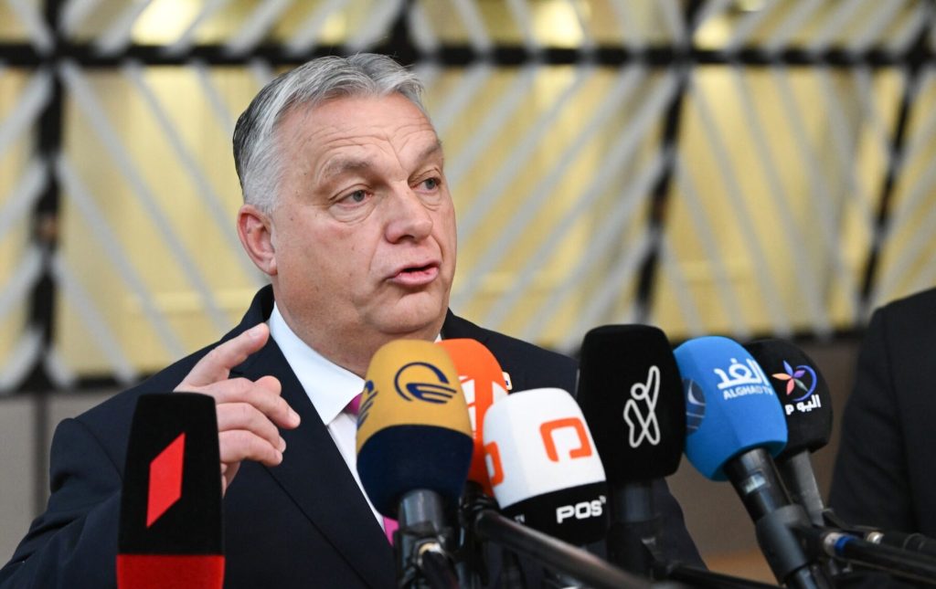 Viktor Orbán respinge ideea ieșirii Ungariei din Uniunea Europeană, dar vizează o politică externă și economică suverană Premierul ungar Viktor Orbán a reafirmat cu fermitate că Ungaria nu are intenția de a părăsi Uniunea Europeană, deși a recunoscut că o astfel de decizie nu ar fi una rațională pentru țara sa