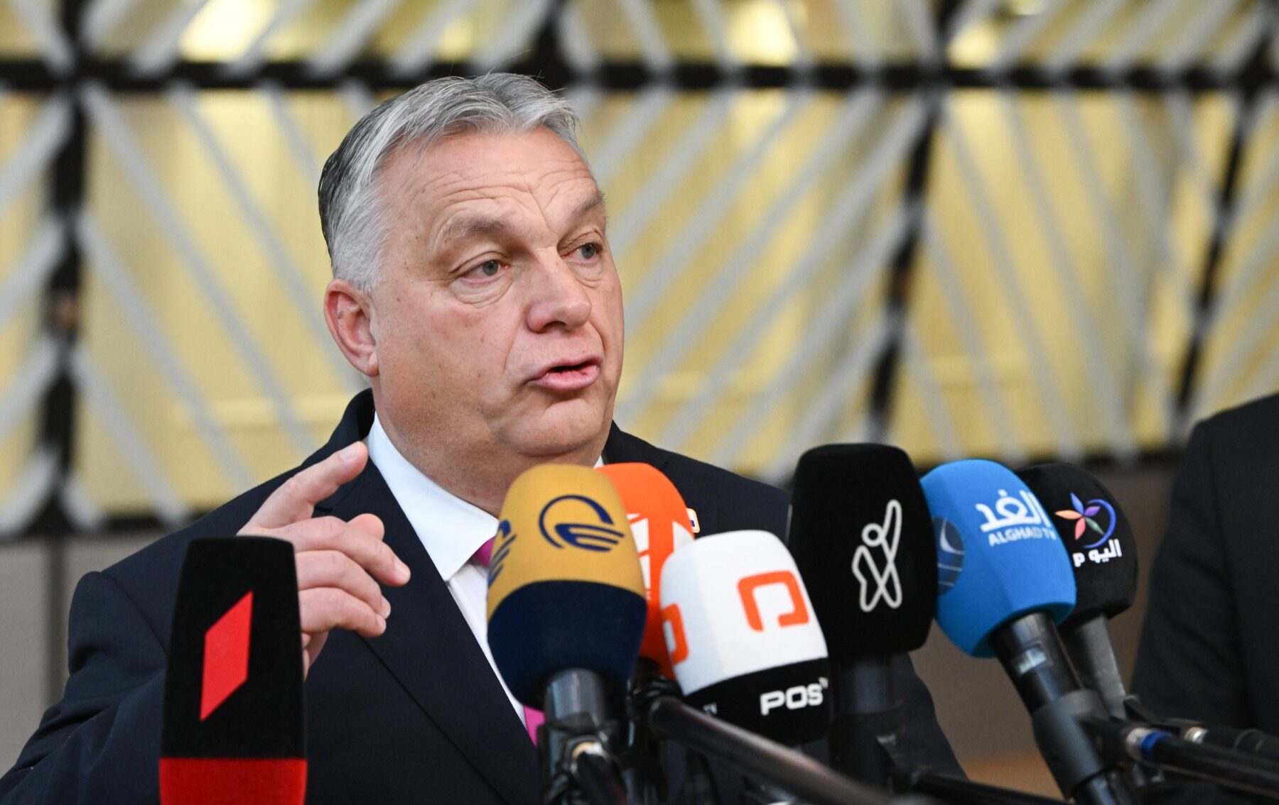 Viktor Orbán respinge ideea ieșirii Ungariei din Uniunea Europeană, dar vizează o politică externă și economică suverană Premierul ungar Viktor Orbán a reafirmat cu fermitate că Ungaria nu are intenția de a părăsi Uniunea Europeană, deși a recunoscut că o astfel de decizie nu ar fi una rațională pentru țara sa