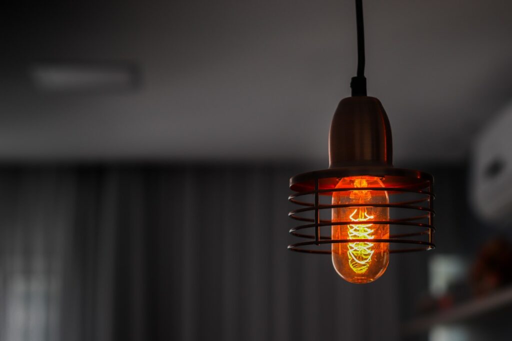Mai multe drumuri blocate și zeci de mii de locuitori fără electricitate sau apă în Alba, din cauza ninsorilor Ninsorile abundente din ultimele ore au creat un adevărat coșmar pentru autorități și locuitorii din județul Alba, blochează drumuri, întrerupând accesul și lăsând mii de familii fără electricitate și apă potabilă