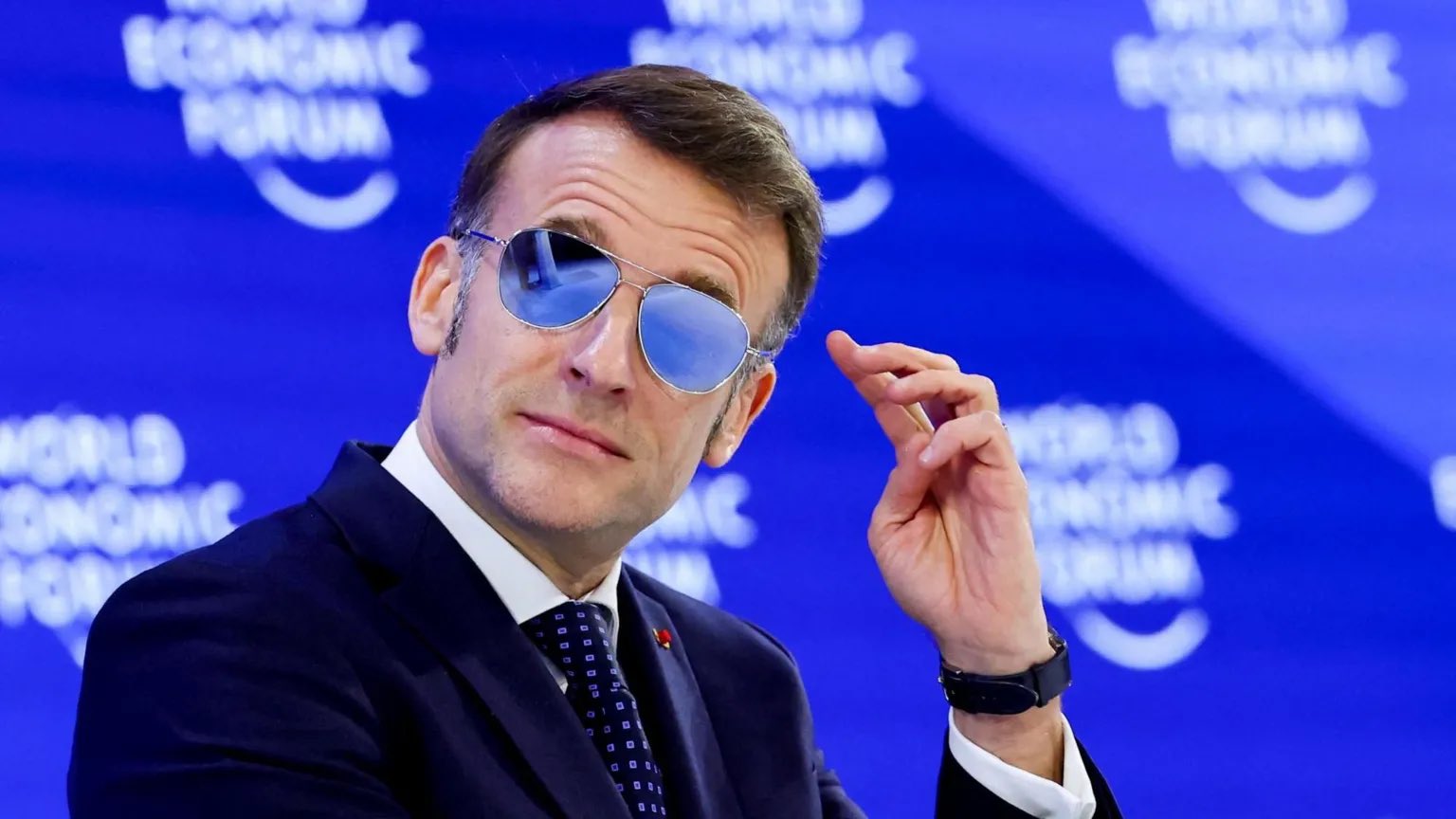 Ochelarii de soare iconicii aviator purtați de președintele Franței, Emmanuel Macron, au devenit subiect de conversație pe internet și, în mod neașteptat, au avut un impact financiar rapid