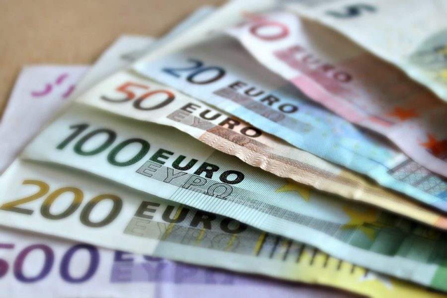Un sat bulgar devine primul punct de pe traseul de introducere a euro, unde procesul se-lovește de primul obstacol serios: bancomatul rămâne fără cash Tranziția oficială la moneda euro a înregistrat, pentru prima dată, o piedică practică semnificativă într-o comună din Bulgaria, unde românii și turiștii care intenționau să facă schimb de valută s-au trezit brusc în imposibilitatea de a retrage numerar euro direct de la bancomat