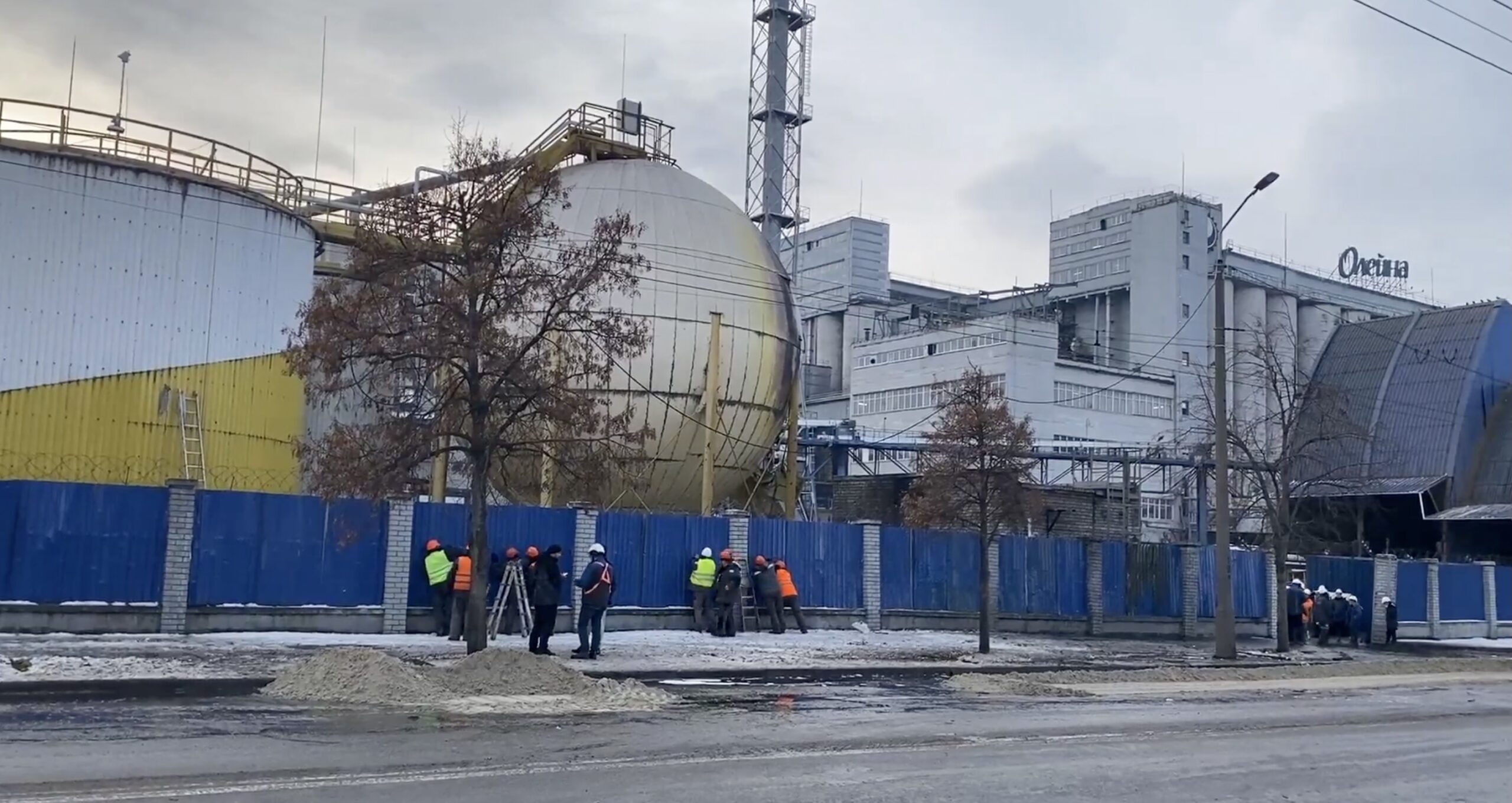 Atac deliberat asupra unei fabrici de ulei din Dnipro: un semnal clar al tensiunii sporite în estul Ucrainei O companie americană de renume, Bunge, a avut parte de o lovitură dură în urma unui atac rusesc asupra instalațiilor sale din Dnipro, oraș aflat în centrul conflictului din Ucraina
