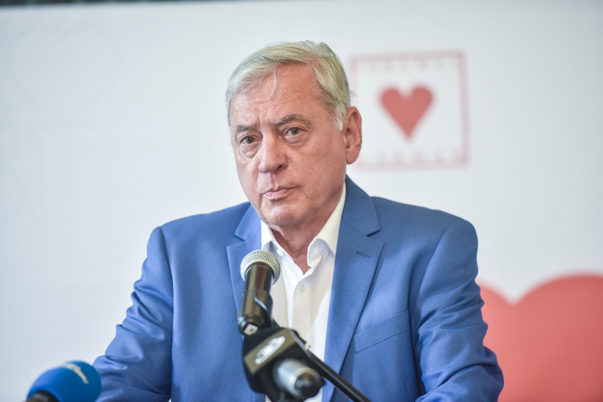 Tribunalul Sibiu analizează în aceste zile un caz sensibil legat de istoria și reprezentarea germanilor din oraș, după ce o asociație din Hunedoara a depus o acțiune pentru dizolvarea Forumului Democrat al Germanilor din Sibiu (FDGR), considerând că această organizație s-a revendicat nejustificat drept succesor al Grupului Etnic German, o fostă formațiune cu conotații fasciste