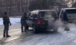 Judecător federal permite polițiștilor ICE din California să poarte măști, dar să fie identifiabili