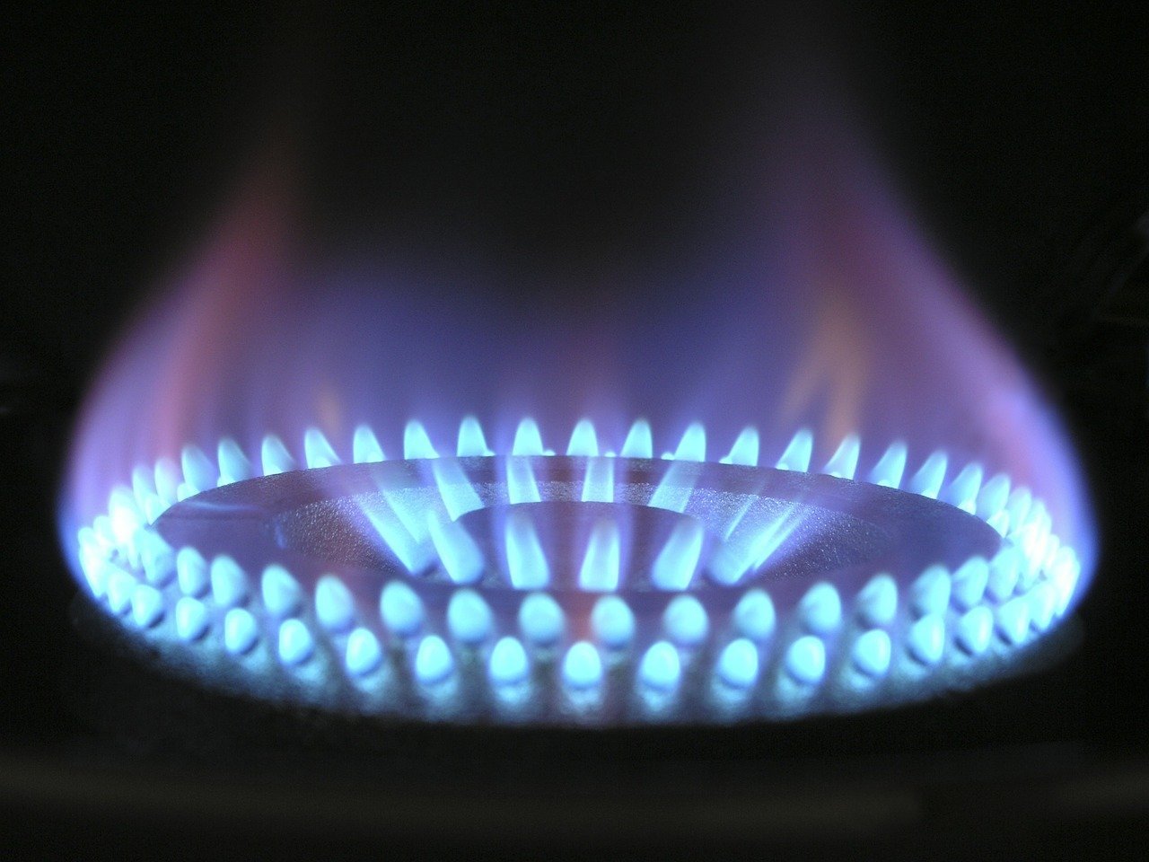 Criză energetică temporară: consumul crescut de gaze naturale în România nu pune în pericol aprovizionarea, asigură autoritățile Temperaturile extrem de scăzute din ultimele zile au generat o creștere semnificativă a consumului de gaze naturale atât în rândul populației, cât și al companiilor, dar autoritățile susțin că nu există motive de îngrijorare privind aprovizionarea cu hidrocarburi