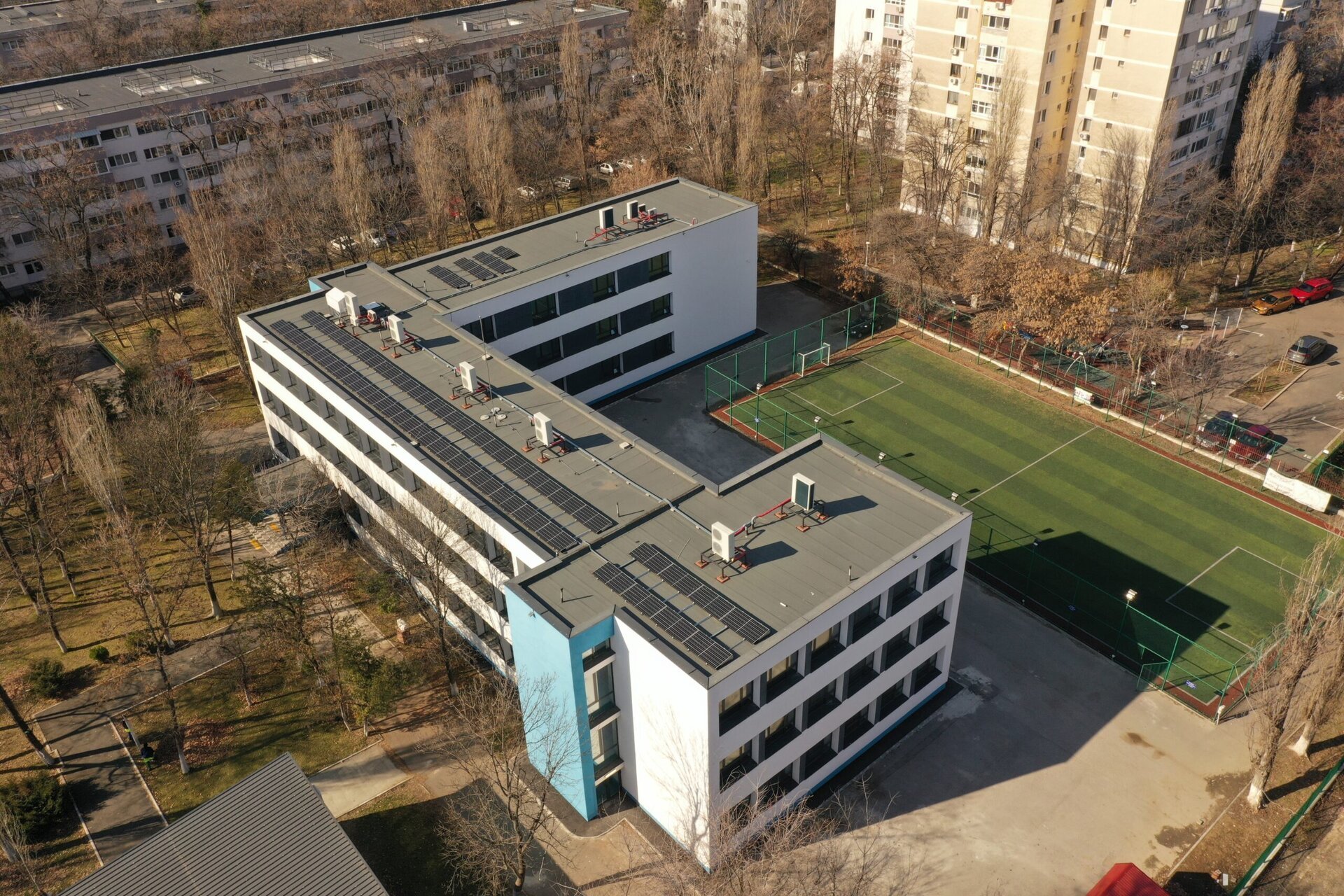 Primăria Sectorului 6 a făcut un pas important spre modernizarea infrastructurii educaționale încă de la finalul anului 2025, atribuind oficial un contract de peste 160.000 de euro pentru dotarea atelierelor de practică ale Colegiului Tehnic „Gheorghe Asachi” cu echipamente de producție film și multimedia