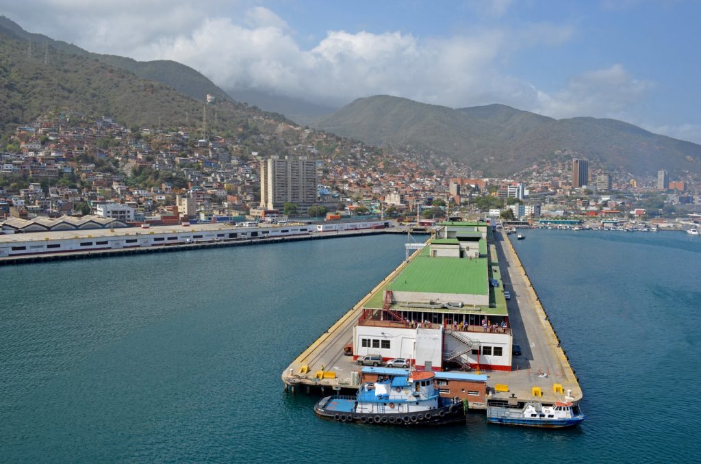 Donald Trump anunță o alianță energetică neprevăzută între SUA, India și Venezuela, într-un context geopolitic tensionat Președintele Statelor Unite, Donald Trump, a făcut sâmbătă o mișcare surprinzătoare pe scena geopolitică, anunțând un acord prin care India va începe să-și redirecționeze importurile de petrol către Venezuela, în detrimentul Iranului