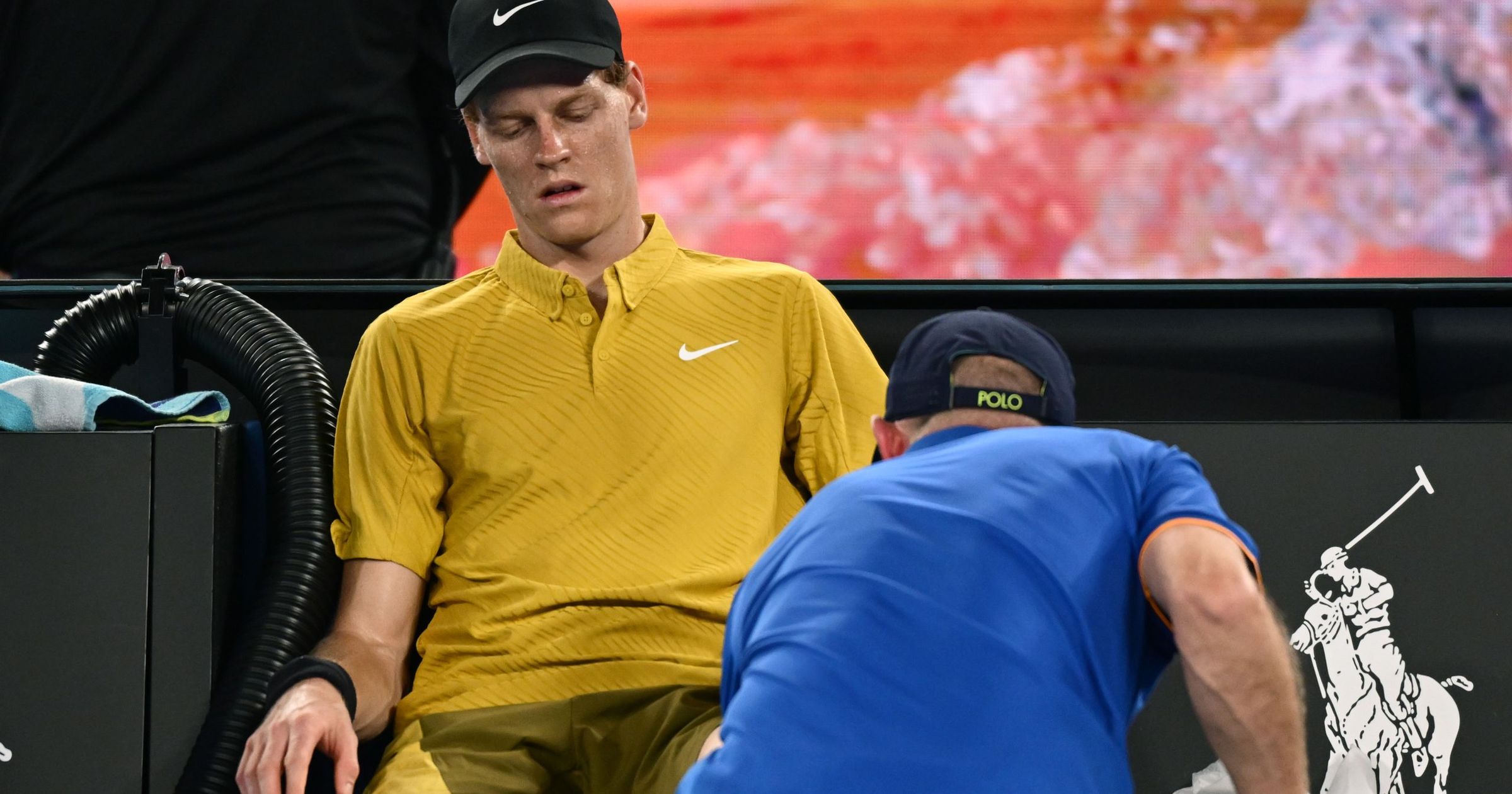 Sinner, salvat de o pauză providențială la Australian Open Jannik Sinner continuă să impresioneze la Australian Open, în ciuda unor momente de criză în meciul din turul trei împotriva americanului Eliot Spizzirri
