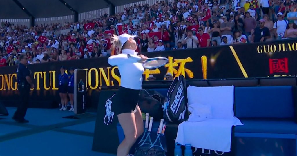 Australian Open 2026: Yulia Putintseva intră în conflict cu publicul din Melbourne Turneul de tenis Australian Open 2026, desfășurat în perioada 18 ianuarie – 1 februarie, continuă să facă valuri, iar Yulia Putintseva este în centrul atenției după un meci plin de controverse