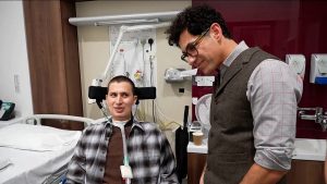 Student britanic paralizat navighează laptopul cu gândul, după implant Neuralink