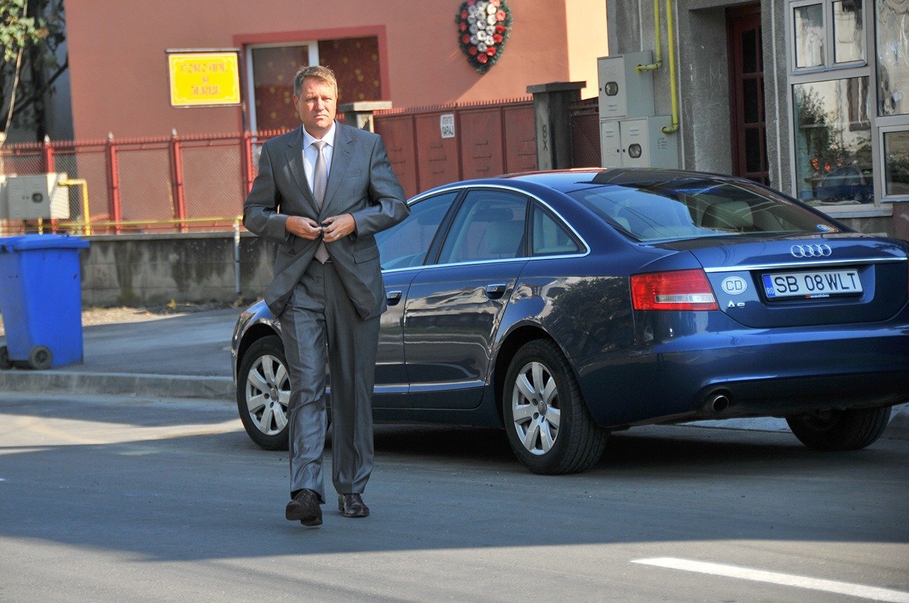 Klaus Iohannis, orașul Sibiului și prima mașină occidentală: un Audi A6 2005 scoasă la licitație Un capitol din istoria administrativă a Sibiului capătă forma unui eveniment palpabil: primăria orașului scoate la licitație un autoturism Audi A6, model lansat în 2005, prima mașină de proveniență occidentală folosită de viitorul președinte Klaus Iohannis în perioada în care ocupa funcția de primar al orașului
