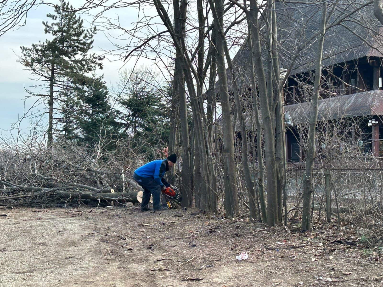 Parcul IOR-Titan, scena unui dosar juridic și a unor distrugeri fără precedent Un careu juridic și una dintre cele mai agresive ecociduri din Capitală se desfășoară în aceste zile în jurul terenului de 12,2 hectare din Parcul IOR-Titan, în ciuda faptului că instanțele analizează legalitatea actelor de retrocedare din 2005