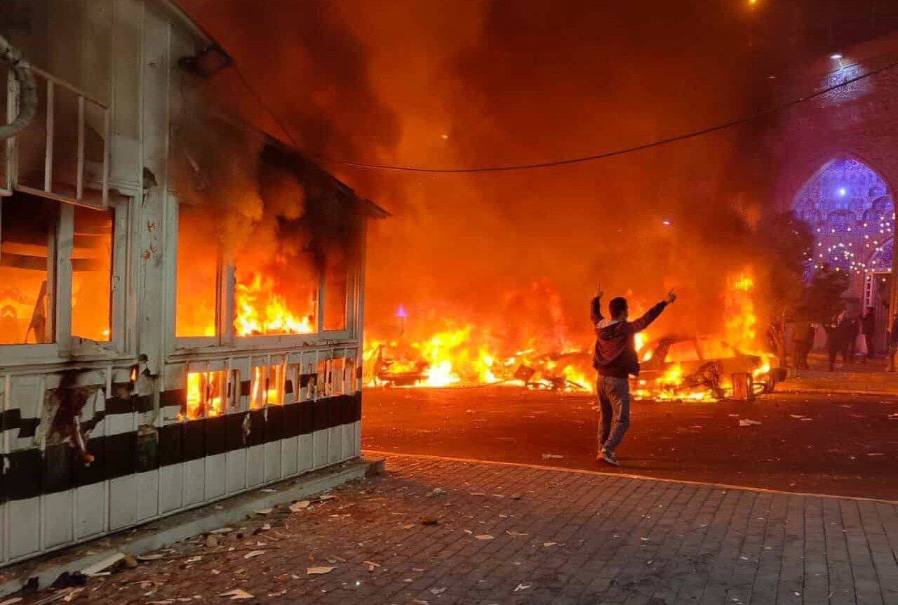 Proteste masive la Teheran: Iranienii sfidează frica și amenințările represive Sâmbătă seara, în capitala Iranului, zeci de mii de oameni au ieșit din nou în stradă pentru a-și exprima nemulțumirea față de regimul autoritar, sfidând anxietățile legate de represiuni dure și izolarea internațională