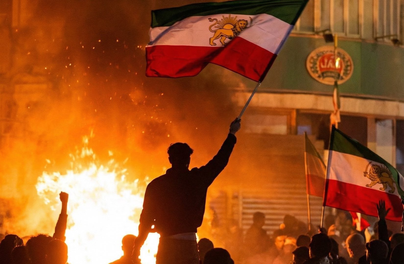 Prețurile petrolului brut au înregistrat o creștere considerabilă marți, în contextul tensiunilor diplomatice dintre Statele Unite și Iran, dar și al încurajărilor oferite protestatarilor din Iran, ceea ce indică o instabilitate accentuată pe piața energetică globală