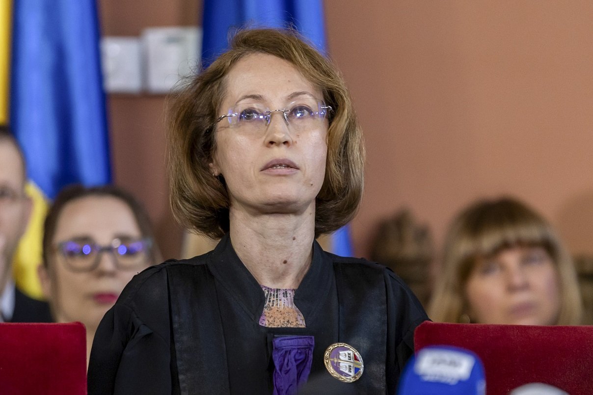 Judecătoarea Raluca Moroșanu, o voce curajoasă în justiția românească, a fost din nou implicată într-un incident procedural la Curtea de Apel București, eveniment ce ridică semne de întrebare asupra independenței juriștilor în fața presiunilor celor aflați în poziții de influență