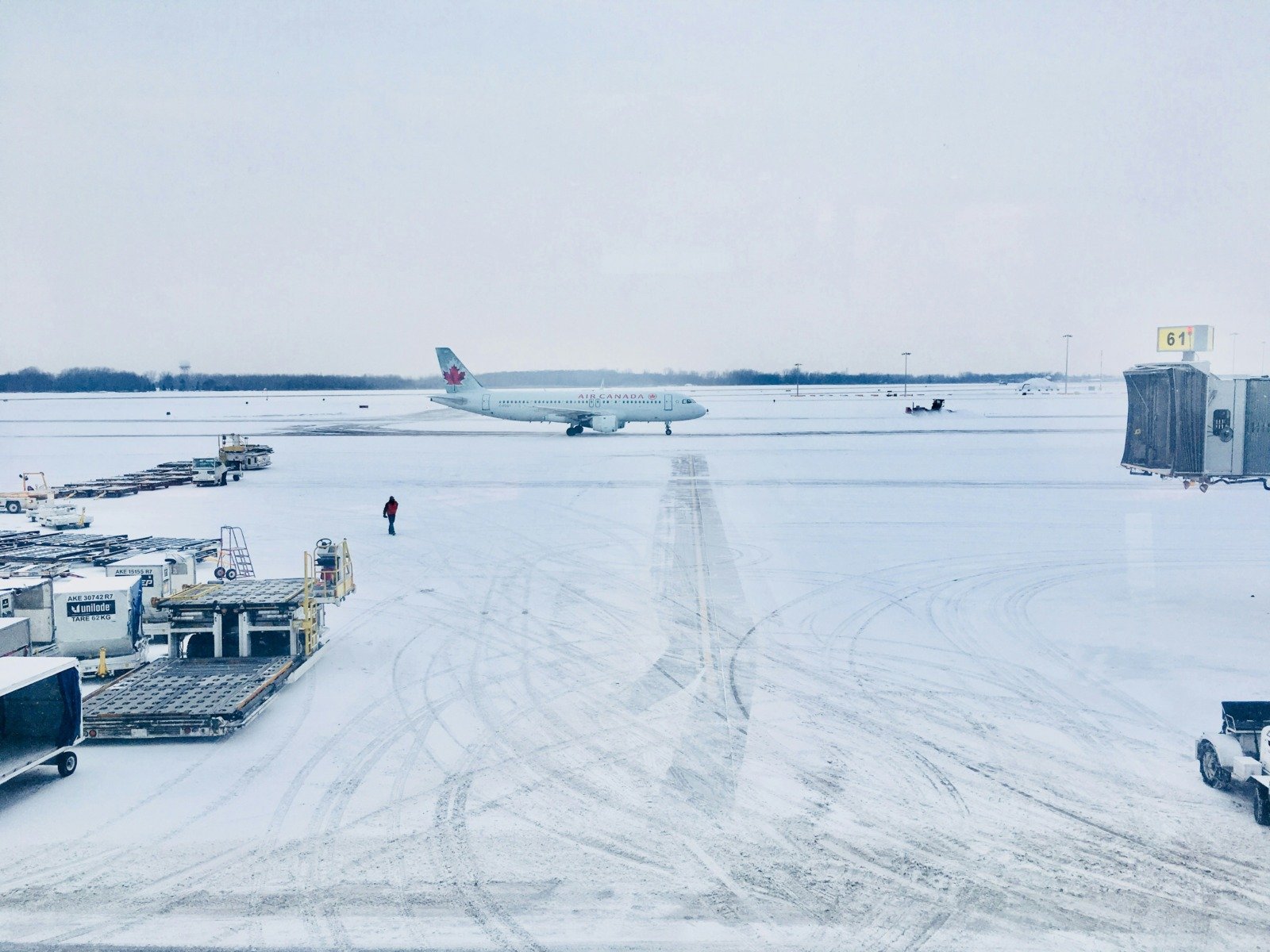 Aeroporturile din Paris, unul dintre cele mai aglomerate hub-uri europene, se pregătesc pentru perturbări majore în traficul aerian programat miercuri dimineață, pe fondul ninsorilor care au fost prognozate inițial și care, conform autorităților locale, vor afecta în mod semnificativ operațiunile de zbor