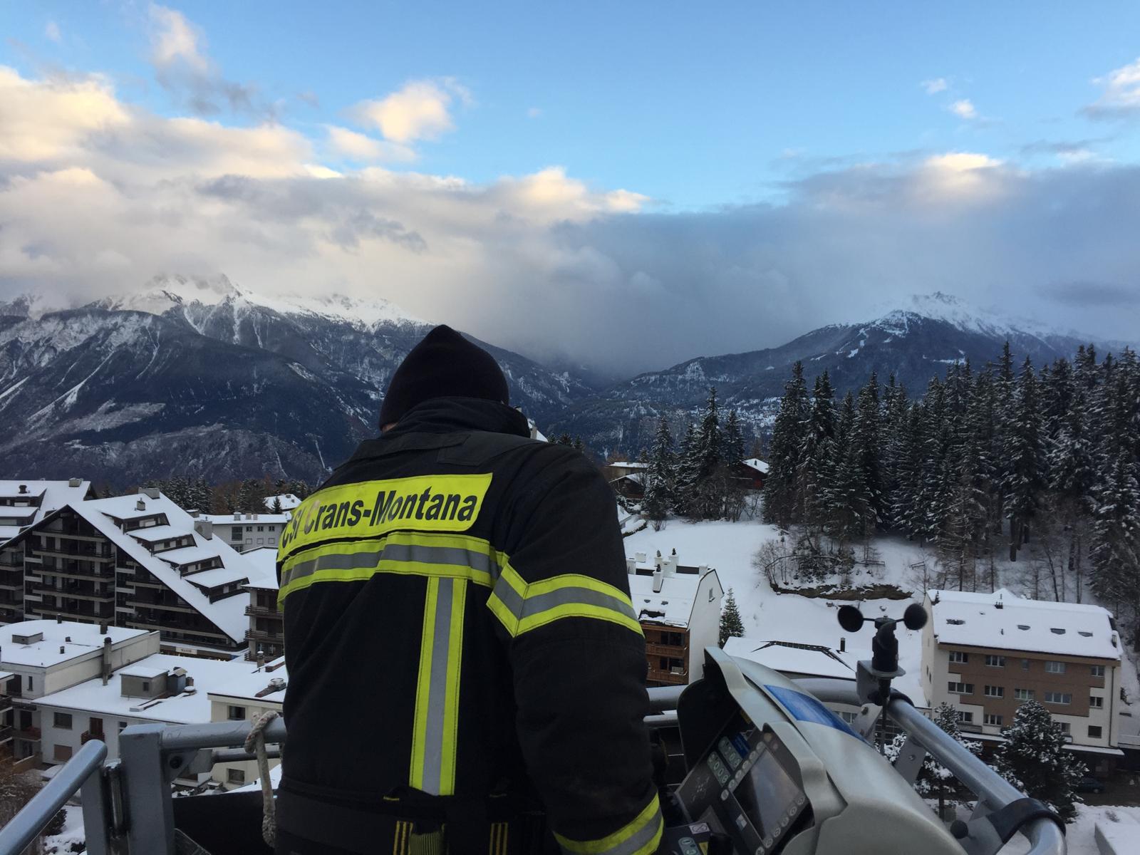 Incendiul devastator din Crans-Montana: martorii locali, martori ai tragediei Noaptea trecută, stațiunea elvețiană Crans-Montana a fost zguduită de un incendiu devastator ce a lăsat în urmă pagube reperibilă, într-un incident care a stârnit șoc și îngrijorare în rândul comunității și turiștilor