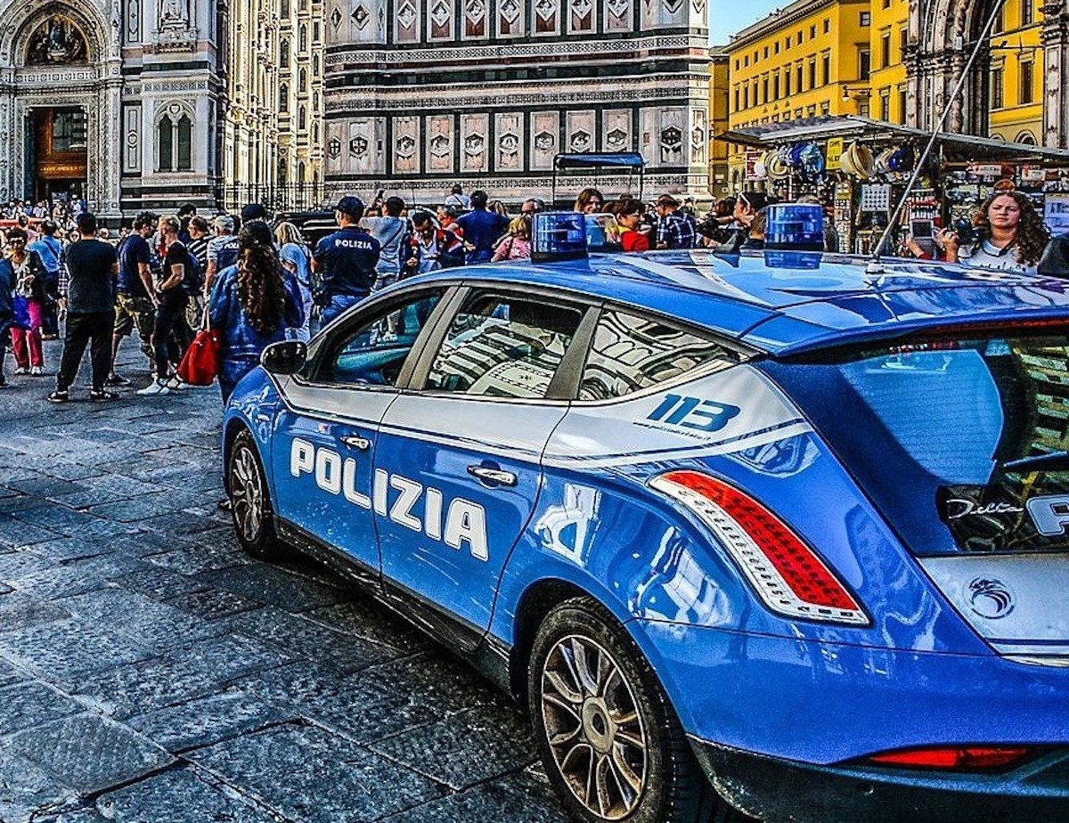Doi români, în vârstă de 23 și 32 de ani, au fost reținuți recent la Milano după o serie de acte ilicite care au zguduit.commonsitatea locală