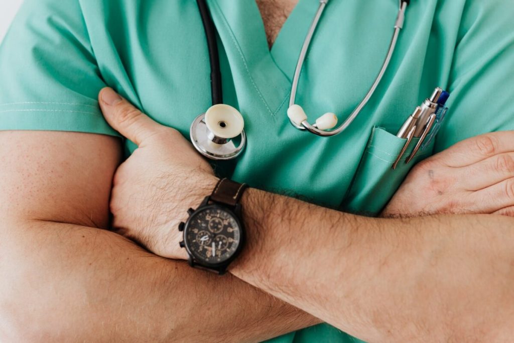 Ministrul Sănătății, Alexandru Rogobete, a tras azi un semnal de alarmă asupra unuia dintre cele mai stringente probleme din sistemul sanitar românesc: gărziile medici și personalul auxiliar în spitale, o temă care a fost discutată în cadrul unei vizite oficiale în Spania