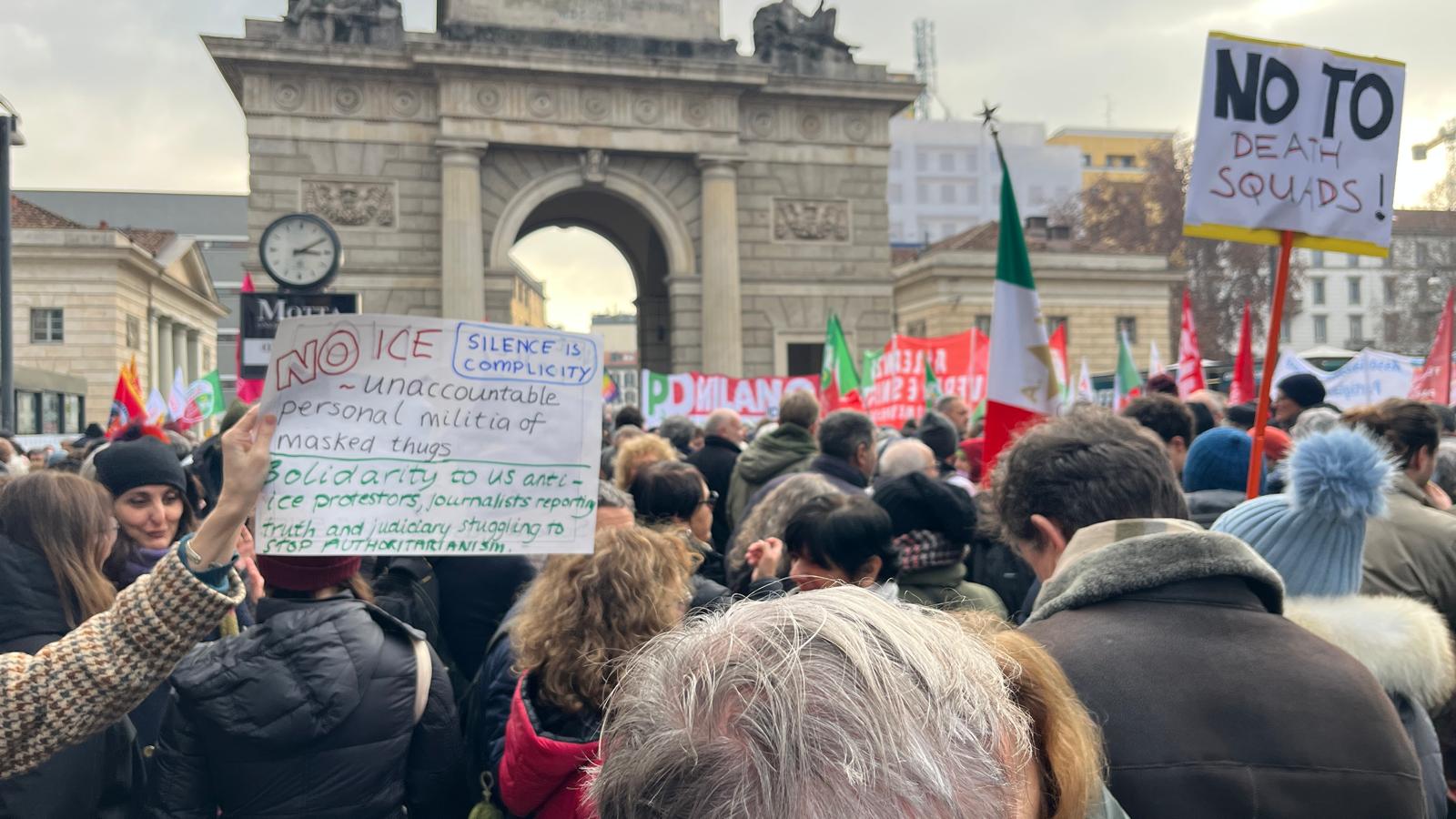 Milano devine scena unui protest simbolic împotriva prezenței agenților ICE la Jocurile Olimpice de Iarnă Sâmbătă, centrul orașului Milano a fost scena unui protest spontan, dar simbolic, organizat de cetățeni și organizații civice împotriva prezenței Agenției pentru Imigrație și Vamă a Statelor Unite (ICE) la Jocurile Olimpice de Iarnă