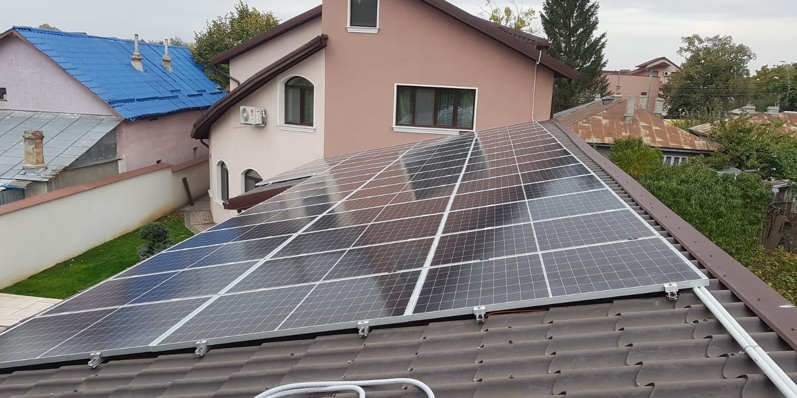 montaj-panouri-fotovoltaice-casa.jpeg