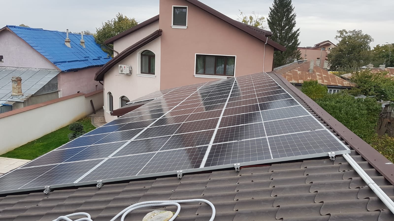 Montarea panourilor solare pe acoperiș poate părea un proces simplu, o formalitate în care alegi puterea sistemului, semnezi un contract și aștepți câteva zile până la prima producție de energie