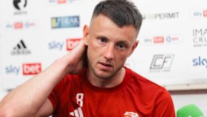 Fotbalist suspendat șapte etape după ce a lovit doi jucători în zonele intime