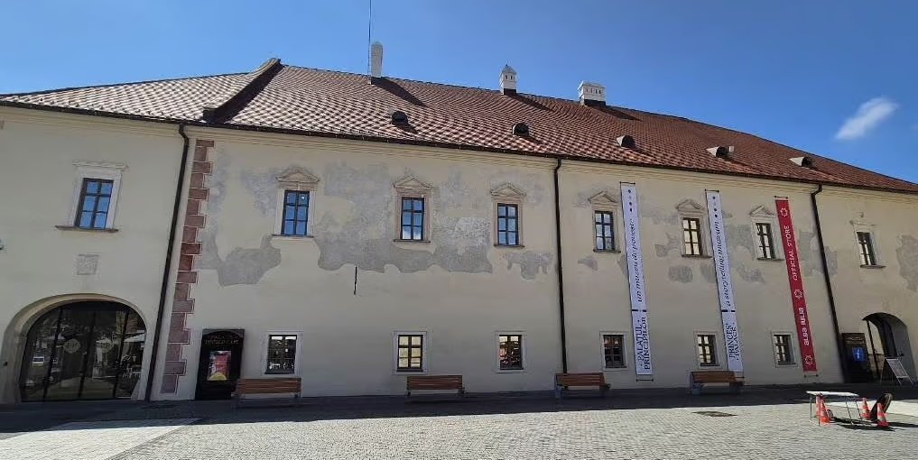 Controverse în Consiliul Local Alba Iulia din cauza finanțării ungare pentru Palatul Principilor Un scandal a izbucnit joi în cadrul Consiliului Local Alba Iulia, după ce s-a decis alocarea unei finanțări în valoare de 28.450 de euro, echivalentul a 11.000.000 de forinți, pentru Palatul Principilor, situat în Cetatea Alba Carolina