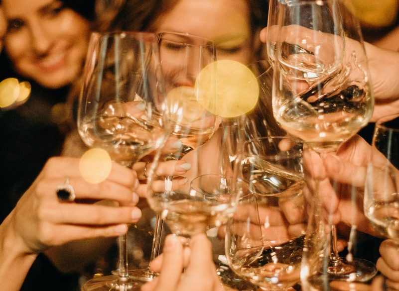 Schimbare profundă în peisajul social al barurilor și restaurantelor: sfârșitul erei happy hour-urilor De mai bine de un deceniu, happy hour-ul a reprezentat una dintre principalele atracții pentru localurile din întreaga lume, inclusiv în România