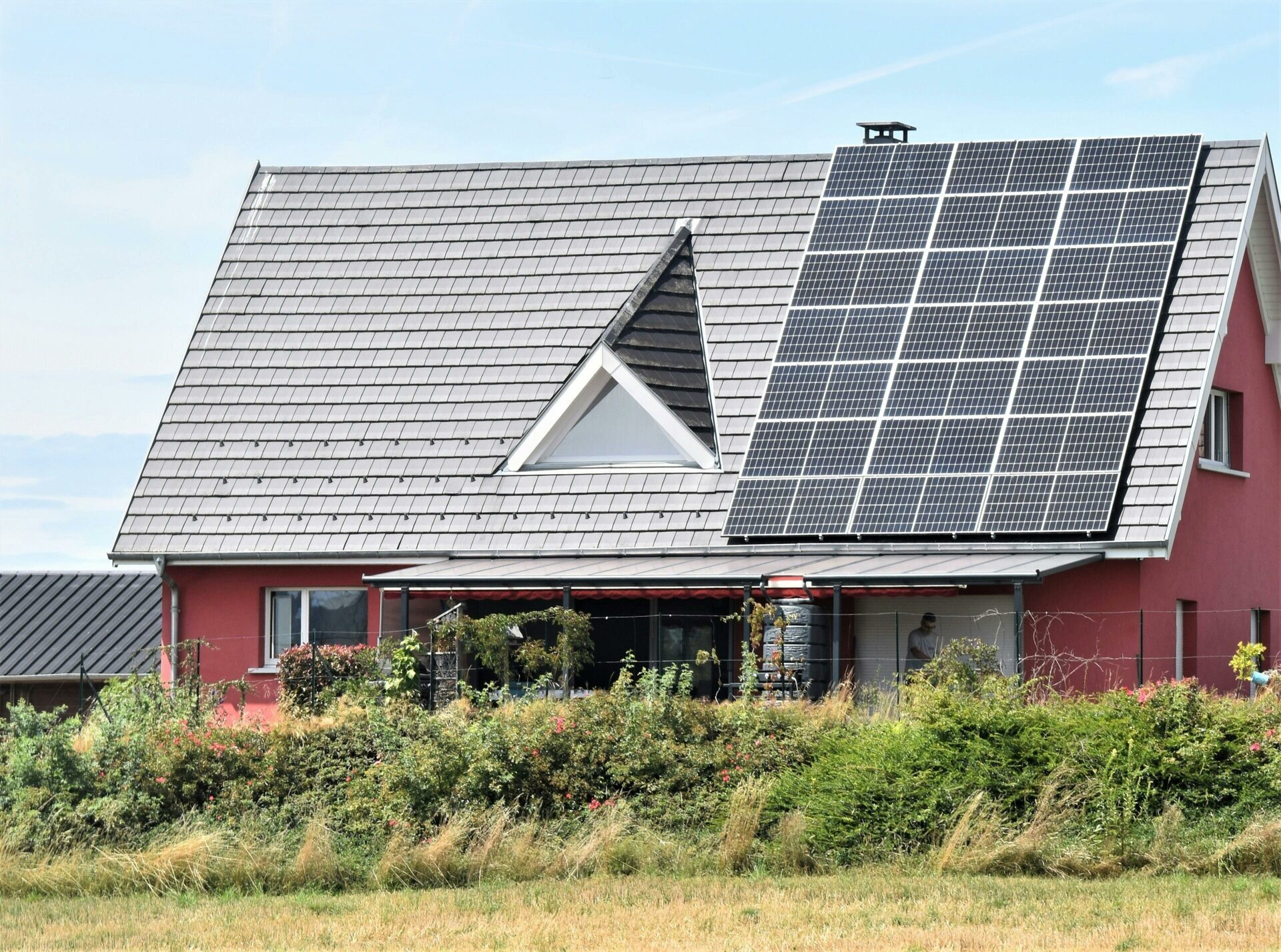 Bateriile solare – cheia independenței energetice moderne în era tranziției către energie verde În contextul presiunilor tot mai mari asupra resurselor fosile și al politicilor globale de reducere a emisiilor de carbon, utilizarea energiei solare a devenit o soluție din ce în ce mai răspândită în gospodăriile din întreaga lume