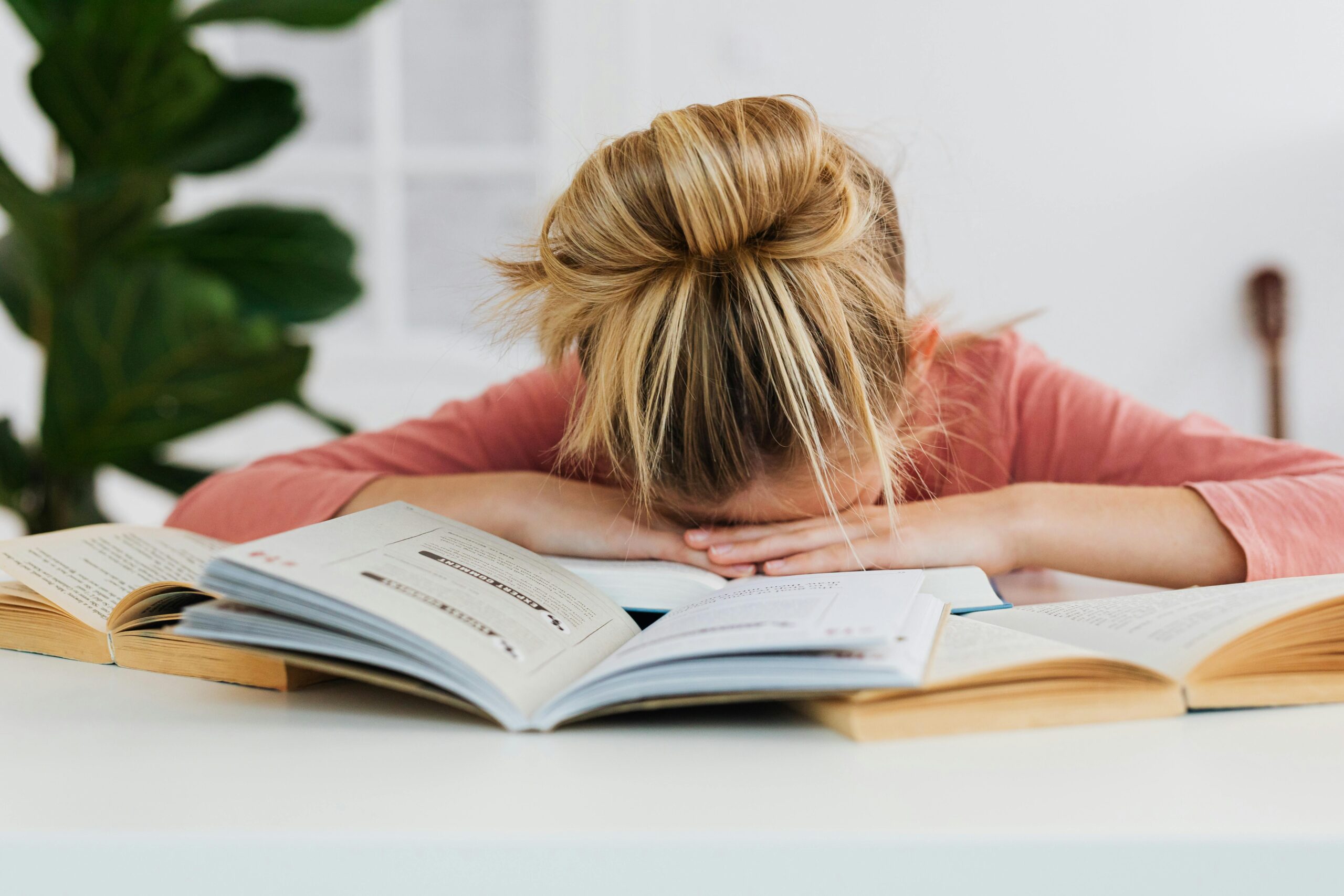 Procrastinarea: inamicul neașteptat al productivității și un fenomen universal Ne-am obișnuit să considerăm procrastinarea doar o problemă de voință slăbită sau un defect de caracter