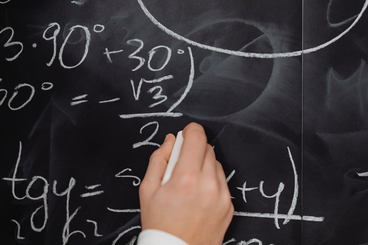 Alertă în Franța: O scădere alarmantă a standardelor de matematică amenință viitorul educației și economia țării Recent, un avertisment dur a fost lansat de către Sebastian Dupont, CEO al uneia dintre cele mai mari companii din Franța, care a tras un semnal de alarmă cu privire la situația învățământului matematic din Hexagon