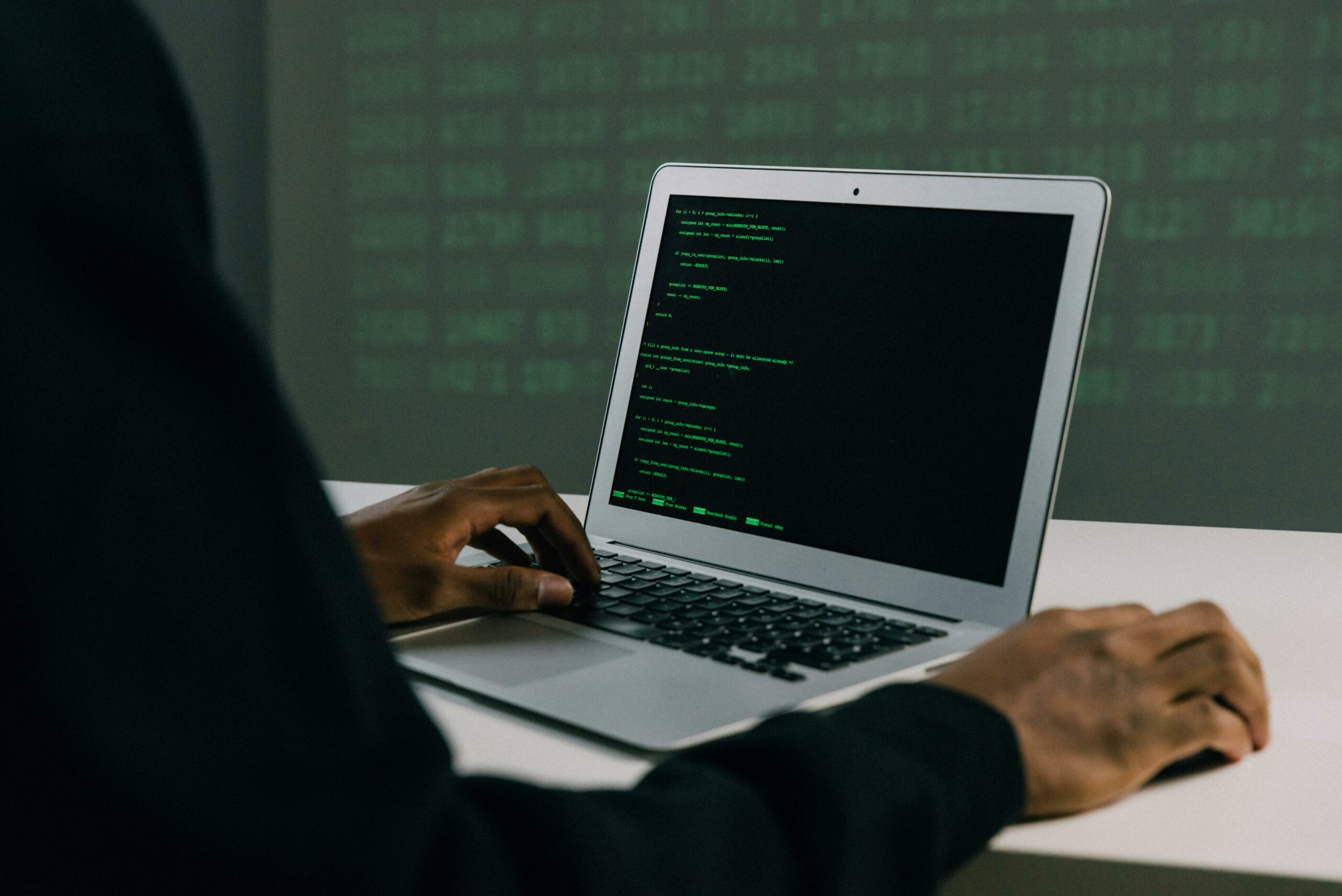 Rețeaua globală de fraude digitală sub conducerea unui magnat chinez, Chen Zhi, pusă sub acuzare în mai multe țări Fraudă online, centre de muncă forțată și miliarde de dolari în criptomonede: aceste sunt doar câteva dintre aspectele întunecate ale operațiunilor unui magnat chinez, Chen Zhi, al cărui nume devine tot mai cunoscut în contextul unei vasti rețele internaționale de criminalitate digitală