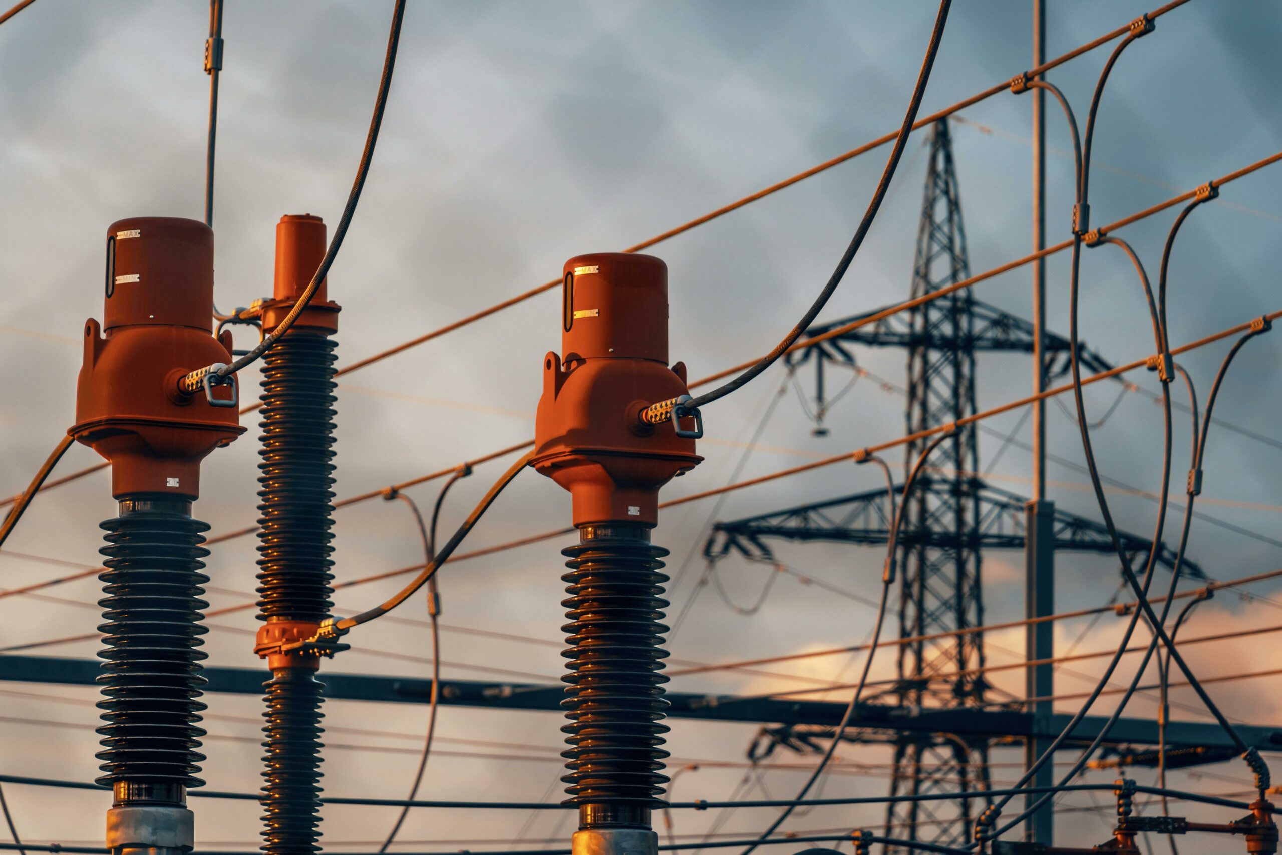 Operatorii sistemului de distribuție a energiei din partea de Est a Statelor Unite avertizează asupra unei situații alarmante: creșterea explozivă a cererii de electricitate, determinată în principal de dezvoltarea rapidă a centrelor de date pentru inteligența artificială, face ca riscul unor pene de curent programate să fie tot mai real în perioadele de temperaturi extreme