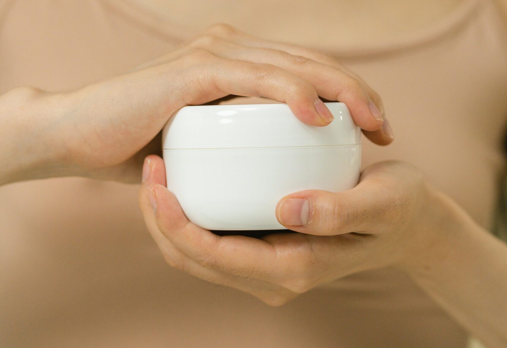 Menopauza, faza naturală a vieții feminine, este adesea asociată cu bufeuri, transpirații nocturne sau schimbări de dispoziție